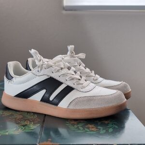 Stylish Women's Sneakers in Black and White